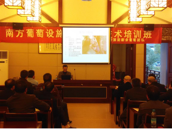 太阳集团城8722理学院涂海华副教授在为学员们授课